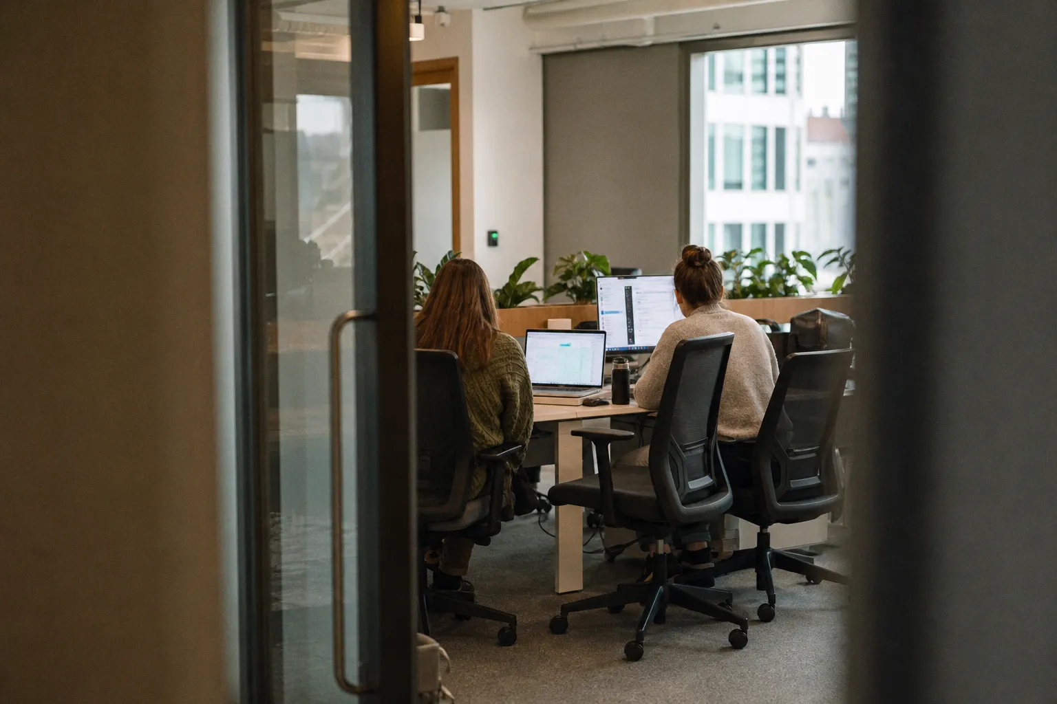 Select a hybrid office scheduling tool using 4 key criteria